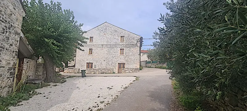 Generalsanierte Reihenhäuser aus Stein in Mrgani nahe Rovinj (ca. 11km Luftlinie) — Bild 3